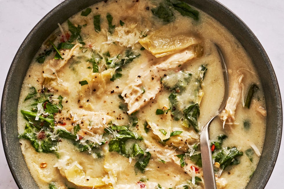 sopa de pollo, espinacas y alcachofas