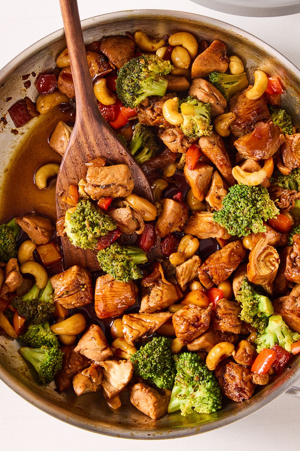 chicken stir fry with broccoli, cashews, and red pepper