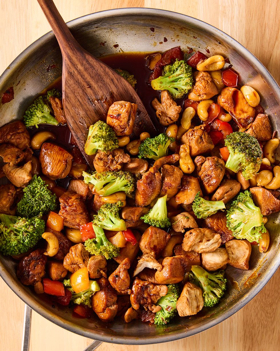 chicken stir fry with broccoli, cashews, and red pepper