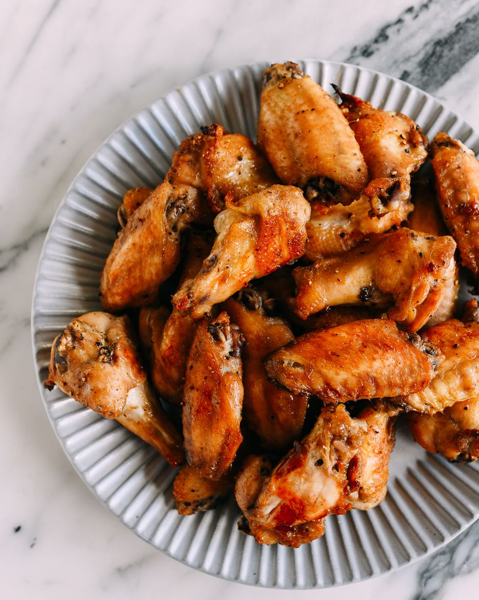 https://hips.hearstapps.com/hmg-prod/images/chicken-wing-recipes-oyster-sauce-baked-chicken-wings-1640202896.jpeg?crop=1.00xw:0.921xh;0,0.0301xh&resize=980:*