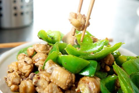 Кинески тањир са пилећим крилима на столу