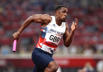 el atleta británico chijindu ujah, suspendido por dopaje, en tokio 2020