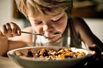 nino comiendo cereales