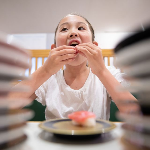 child eating sushi