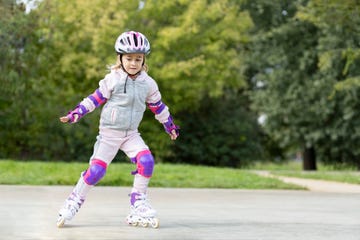 nina con patines y casco