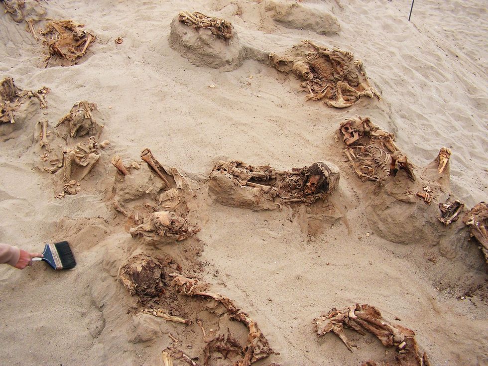 Door het droge zand meer dan 500 jaar bewaard gebleven werden meer dan een dozijn kinderen in een dag ontdekt door archeologen De meerderheid van de ritueel geofferde slachtoffers waren tussen de 8 en 12 jaar toen ze gedood werden