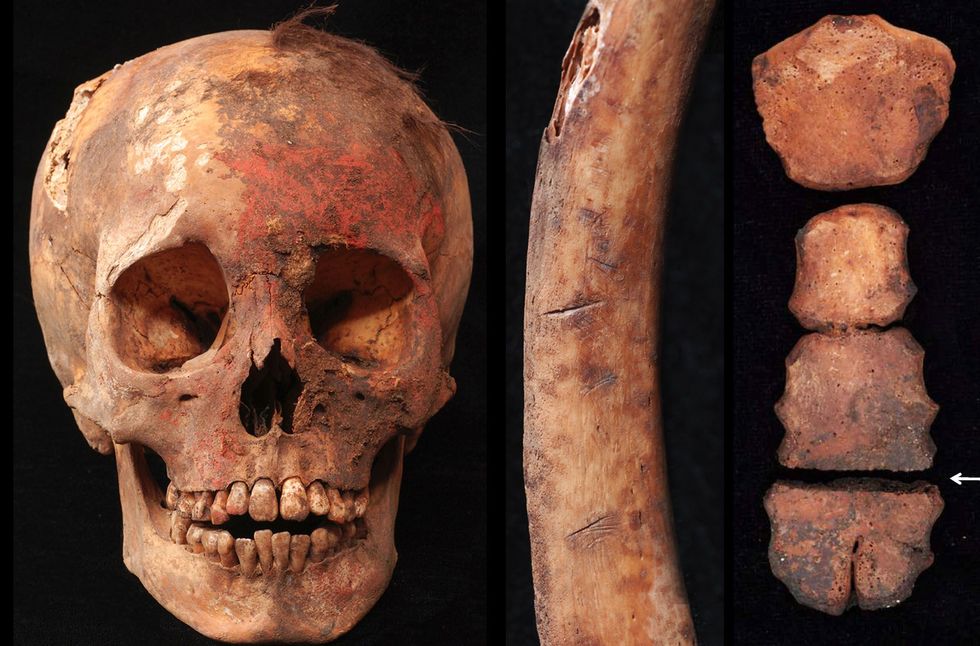 Bewiijs voor de rituele offers bevatten een schedel met rood pigment een menselijk ribstuk met snijdmarkeringen en een borstbeen doormidden gehakt