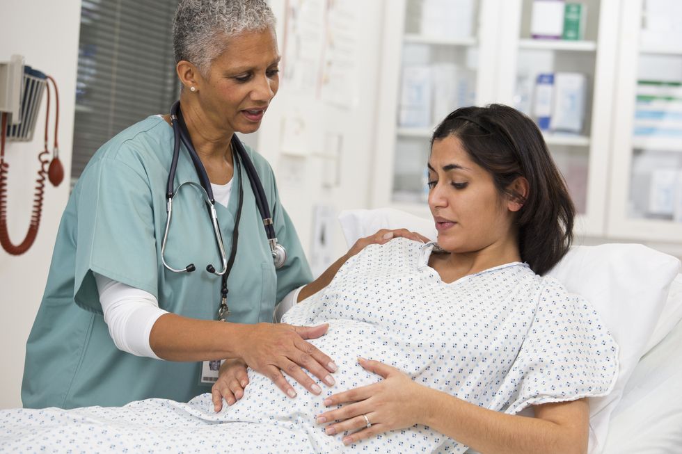 doctor talking to a pregnant woman