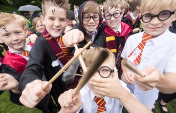 niños con gafas disfrazados de temática harry potter