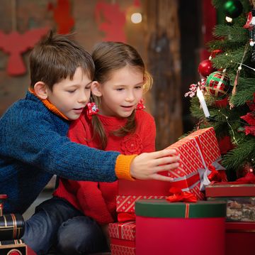 children open christmas gifts