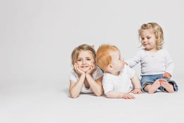 niños y niñas pequeños juntos