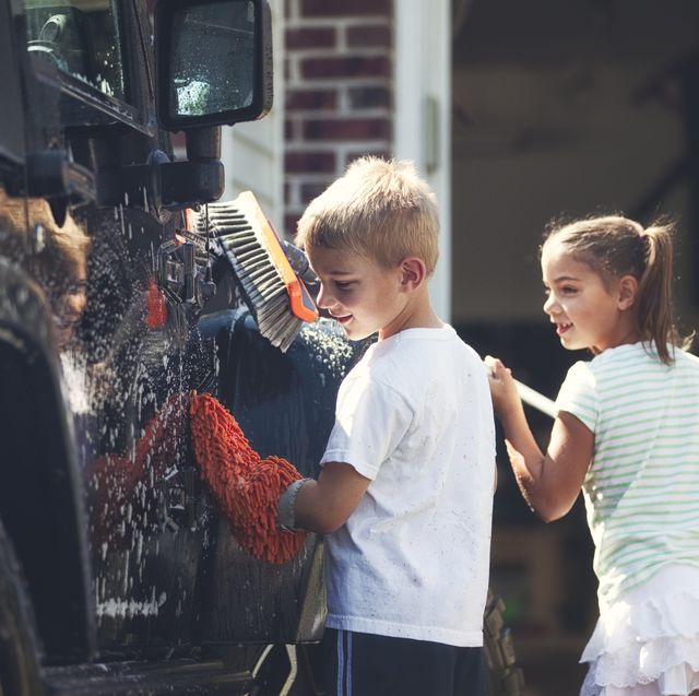 洗車をする子どもたち
