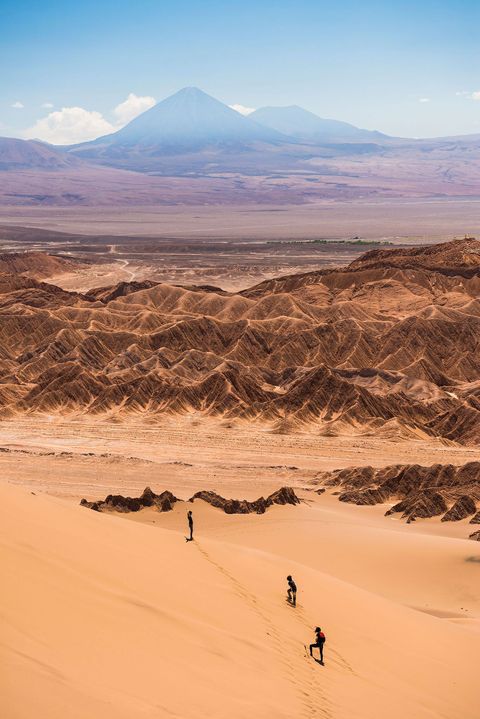 Bergwandelaars trekken door de zandduinen van de Valle de la Luna in de Chileense Atacamawoestijn De vallei ligt vlakbij het stadje San Pedro de Atacama en bestaat overwegend uit unieke rotsformaties en uitgestrekte duinen