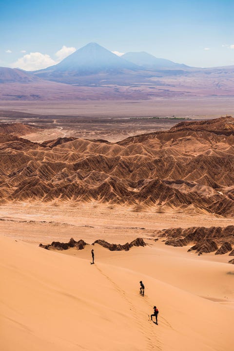 https://www.nationalgeographic.com/content/dam/adventure/photos/2017/stories/chilean-adventure-gallery/chilean-adventure-atacama-desert.jpg Bergwandelaars trekken door de zandduinen van de Valle de la Luna in de Chileense Atacamawoestijn De vallei ligt vlakbij het stadje San Pedro de Atacama en bestaat overwegend uit unieke rotsformaties en uitgestrekte duinen