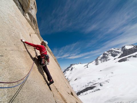 Een bergklimmer bestijgt een uitdagende rotswand in het Andesgebergte Alpinisme vrij klimmen en sportklimmen zijn populair in Chili waar ruim vierduizend kilometer aan bergketens valt te ontdekken