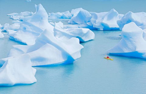 https://www.nationalgeographic.com/content/dam/adventure/photos/2017/stories/chilean-adventure-gallery/chilean-adventure-iceberg-kayaks-lake-gray.jpg In het Parque Nacional Torres del Paine glijdt een kajakker langs buitenaards ogende ijsbergen in het Lago Grey Dit meer wordt gevoed met smeltwater van de Greygletsjer de grootste in dit ZuidChileense natuurreservaat