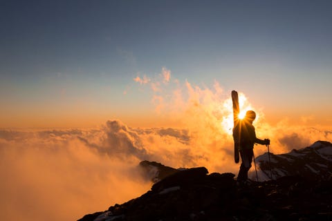 https://www.nationalgeographic.com/content/dam/adventure/photos/2017/stories/chilean-adventure-gallery/chilean-adventure-ski-la-parva.jpg Op de top van een berg bij het stadje La Parva ten oosten van Santiago de Chile bekijkt een offpisteskir de ondergaande zon Bezoekers aan het stadje en het naburige skioord kunnen hier zowel in de winter als in de zomer activiteiten ontplooien