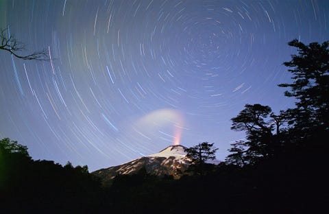 https://www.nationalgeographic.com/content/dam/adventure/photos/2017/stories/chilean-adventure-gallery/chilean-adventure-stars-volcano.jpg Stoom rijst op uit de vulkaan Villarica in de regio Zona Central van Chili In tegenstelling tot veel andere vulkanen herbergt de krater van de Villarica een permanent lavameer