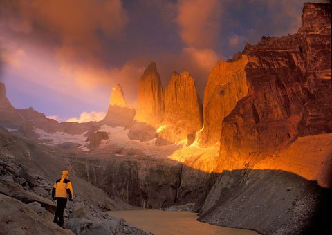 Een hiker doorkruist het rotsachtige landschap van het Parque Nacional Torres del Paine Het park in het zuiden van Chili werd in 1978 uitgeroepen tot Unescobiosfeerreservaat en telt vier verschillende ecosystemen preAndeaans kreupelhout bladverliezend Magellaans woud Patagonische steppe en Andeaanse woestijn