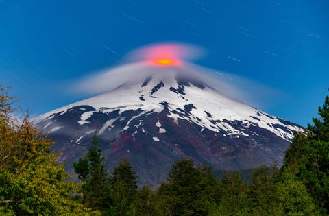 https://www.nationalgeographic.com/content/dam/adventure/photos/2017/stories/chilean-adventure-gallery/chilean-adventure-villarrica-volcan.jpg Lava welt op uit de 2846 meter hoge top van de vulkaan Villarrica ruim 640 kilometer ten zuiden van de hoofdstad Santiago de Chile Al sinds 1558 worden uitbarstingen en thermale activiteiten van deze vulkaan vermeld waaronder recente aardbevingen in 2014 en 2016