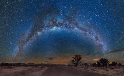 https://www.nationalgeographic.com/content/dam/adventure/photos/2017/stories/chilean-adventure-gallery/chilean-adventures-atacama-desert.jpg De Melkweg straalt boven de Atacamawoestijn Door zijn kristalheldere lucht is deze regio in het noorden van Chili een uitmuntende plek voor het bestuderen van de sterrenhemel
