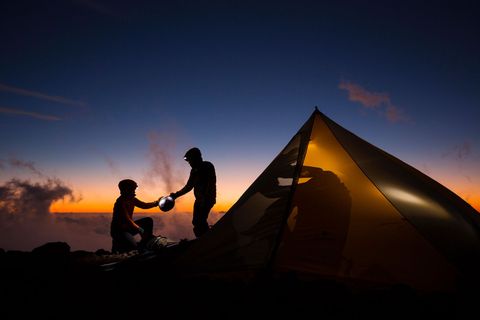 Twee kampeerders maken zich op voor een zomeravond in het skioord La Parva Gelegen aan de voet van de gondelbaan Las guilas biedt het resort het hele jaar door avontuurlijke accommodaties waaronder een kampeerterrein met water en elektriciteit