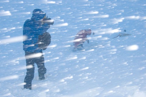 https://www.nationalgeographic.com/content/dam/adventure/photos/2017/stories/chilean-adventure-gallery/chilean-adventures-darwin-blizzard.jpg Tijdens een storm op de Cordillera Darwin een bergketen in het zuidwesten van het Isla Grande van de provincie Tierra del Fuego graven vastberaden reizigers hun tent uit Hoewel een deel van de bergketen in Argentini ligt strekt het grootste deel ervan zich in Chili uit