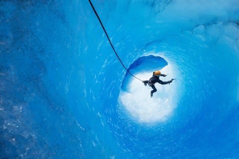 https://www.nationalgeographic.com/content/dam/adventure/photos/2017/stories/chilean-adventure-gallery/chilean-adventures-ice-climber.jpg Op de Greygletsjer in het Parque Nacional Torres del Paine verkent een ijsklimmer een gletsjergrot Bezoekers aan de regio kunnen hier ook een nunatak zien een stuk rotsachtig land waar de gletsjer omheen stroomt en dat als een eiland in zijn centrum ligt