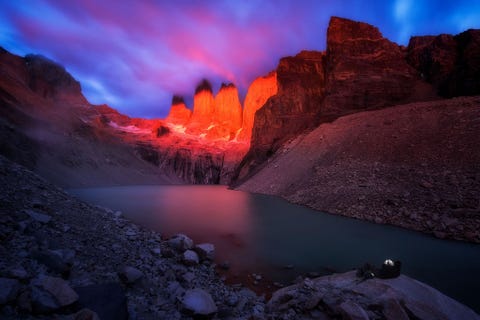 https://www.nationalgeographic.com/content/dam/adventure/photos/2017/stories/chilean-adventure-gallery/chilean-adventures-mirador-base-sunrise.jpg Vanaf het uitkijkpunt Base de las Torres in het Parque Nacional Torres del Paine is te zien hoe de graniettorens van de Torres del Paine in het zonlicht glanzen Het nationale park herbergt een grote diversiteit aan flora en fauna waaronder Chileense huemuls vossen en condors