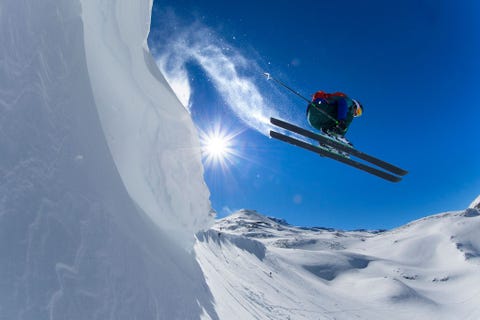https://www.nationalgeographic.com/content/dam/adventure/photos/2017/stories/chilean-adventure-gallery/chilean-adventures-nevados-de-chillan.jpg Een professionele freeskir springt van een helling bij het skioord Nevados de Chilln waar een project voor het bevorderen van verantwoord offpisteskin loopt Deelname aan het programma is gratis en skirs worden verzocht zich te melden bij de organisatie om een veiligheidscontract te ondertekenen en hun medische gegevens door te geven