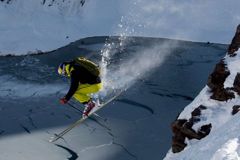 Bij het skioord Portillo in de Chileense provincie Valparaso stort een skir zich van een helling In de zomer zijn de besneeuwde flanken rond dit skioord een geliefd trainingsgebied voor de nationale skiteams van de VS Canada Noorwegen en Oostenrijk