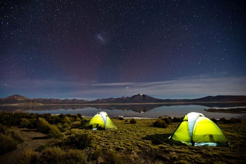 https://www.nationalgeographic.com/content/dam/adventure/photos/2017/stories/chilean-adventure-gallery/chilean-adventures-salar-de-surire.jpg Twee tenten lichten op onder een sterrenhemel boven de Salar de Surire Dit Chileense natuurmonument ligt op een hoogte van 4198 meter boven de zeespiegel en bestaat voornamelijk uit uitgestrekte zoutpannen een stel kleine zoutmeren