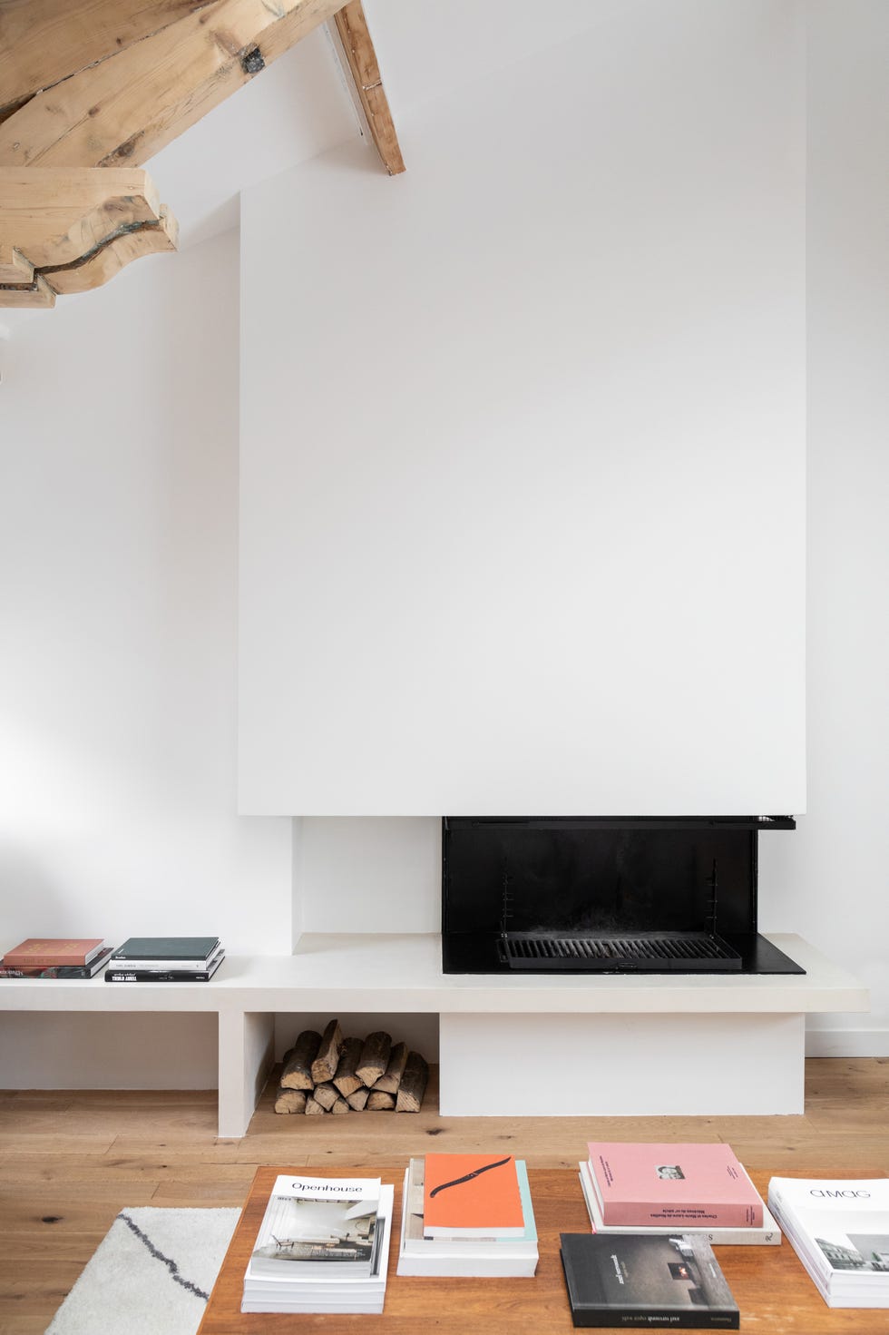 chimenea de diseño con barbacoa en un loft de parís