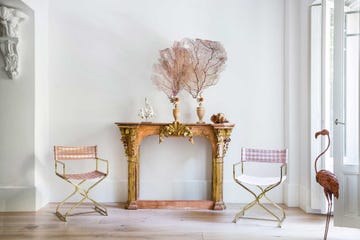 un piso elegante en blanco, negro y dorado con muebles vintage y antigüedades