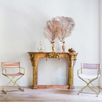 Un piso elegante en blanco, negro y dorado con muebles vintage y antigüedades un piso elegante en blanco, negro y dorado con muebles vintage y antigüedades