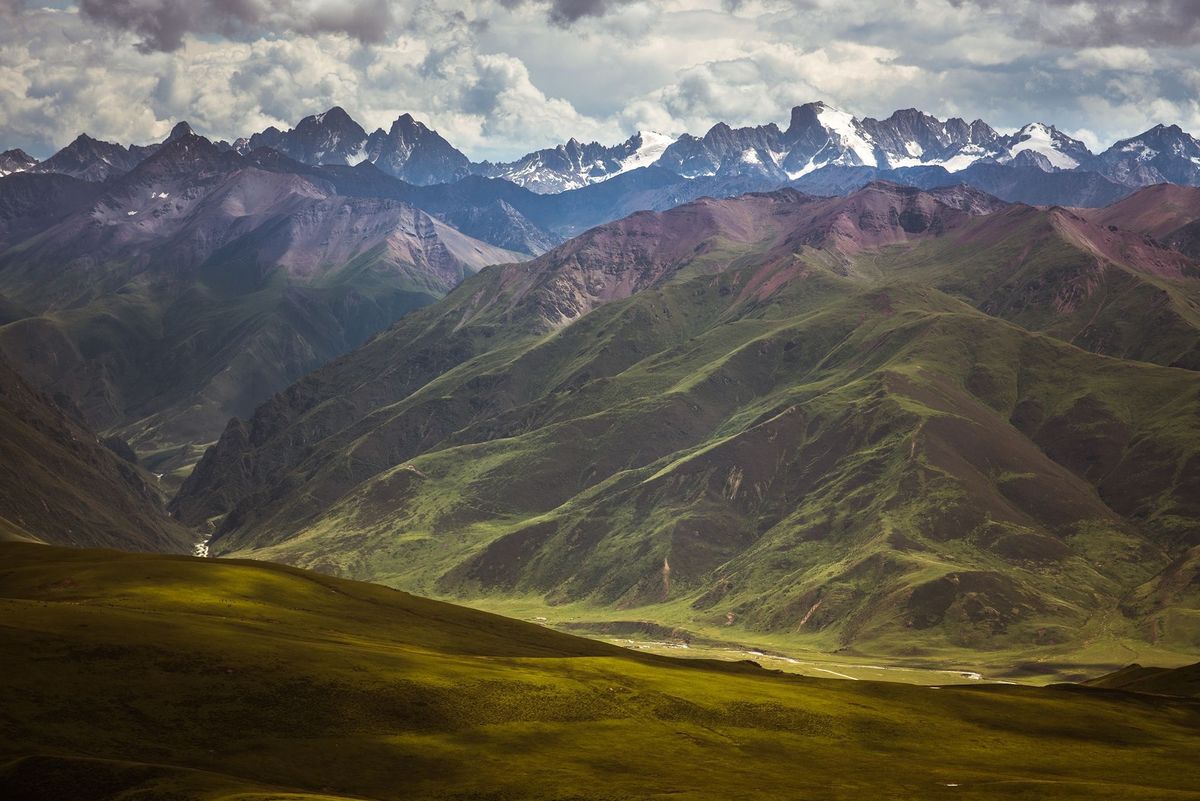 Het Nationale Park van Sanjiangyuan dat in mei werd voltooid wordt beheerst door de ruige landschappen van het Tibetaanse Hoogland China is van plan om nog vr het einde van 2020 tien nieuwe nationale parken te openen Daardoor worden talloze kleinere en plaatselijk beheerde natuurgebieden samengevoegd