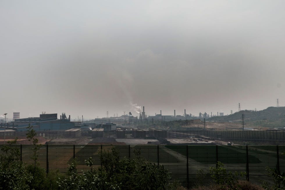 De lucht in Tangshan wordt vervuild door staalfabrieken en andere industrile activiteiten maar de regering zet nu in op een grote schoonmaak