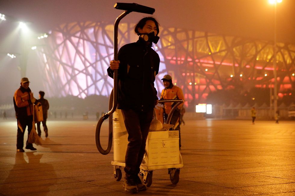 In november 2015 zuigt Broer Noot met behulp van een industrile stofzuiger smog op in de buurt van het Birds Nest Stadium van Beijing Later verwerkte hij het opgezogen roet tot een baksteen