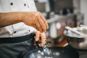 risotto weekendrecept met witte wijn, spekjes, courgette en room