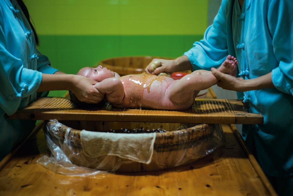 Baby Ren Yanyu wordt in Chengdu behandeld met een kruidenaftreksel dat het lichaam in de warme vochtige zomer moet ontgiften en verkoelen De behandeling past in de Chinese filosofie om het lichaam als geheel te beschouwen en geen afzonderlijke aandoeningen te bestrijden