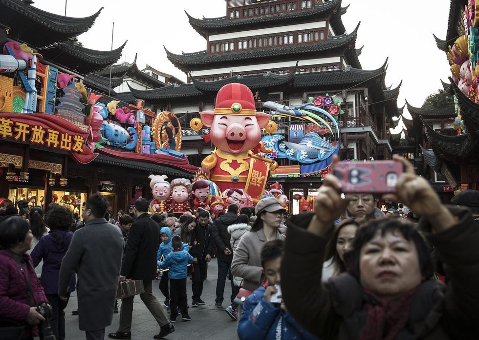 Aan de vooravond van het MaanNieuwjaar zijn de Yu Yuantuinen in Shanghai China voorzien van feestelijke decoraties met een varkensthema Het MaanNieuwjaar valt dit jaar op 5 februari 2019 en luidt het begin van het Jaar van het Varken in