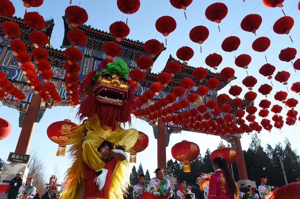 Voorafgaand aan het MaanNieuwjaar treden leeuwendansers op tijdens de openingsceremonie van de feestmarkt in het Ditanpark in Beijing