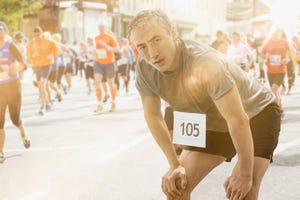 uomo stanco durante una maratona