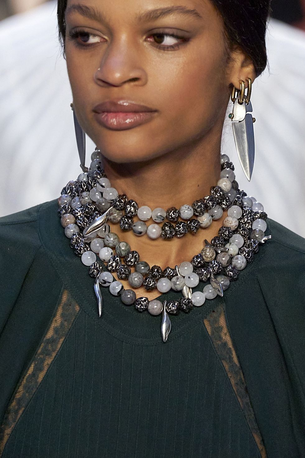 Hair, Neck, Lip, Beauty, Fashion accessory, Fashion, Hairstyle, Necklace, Jewellery, Black hair, 