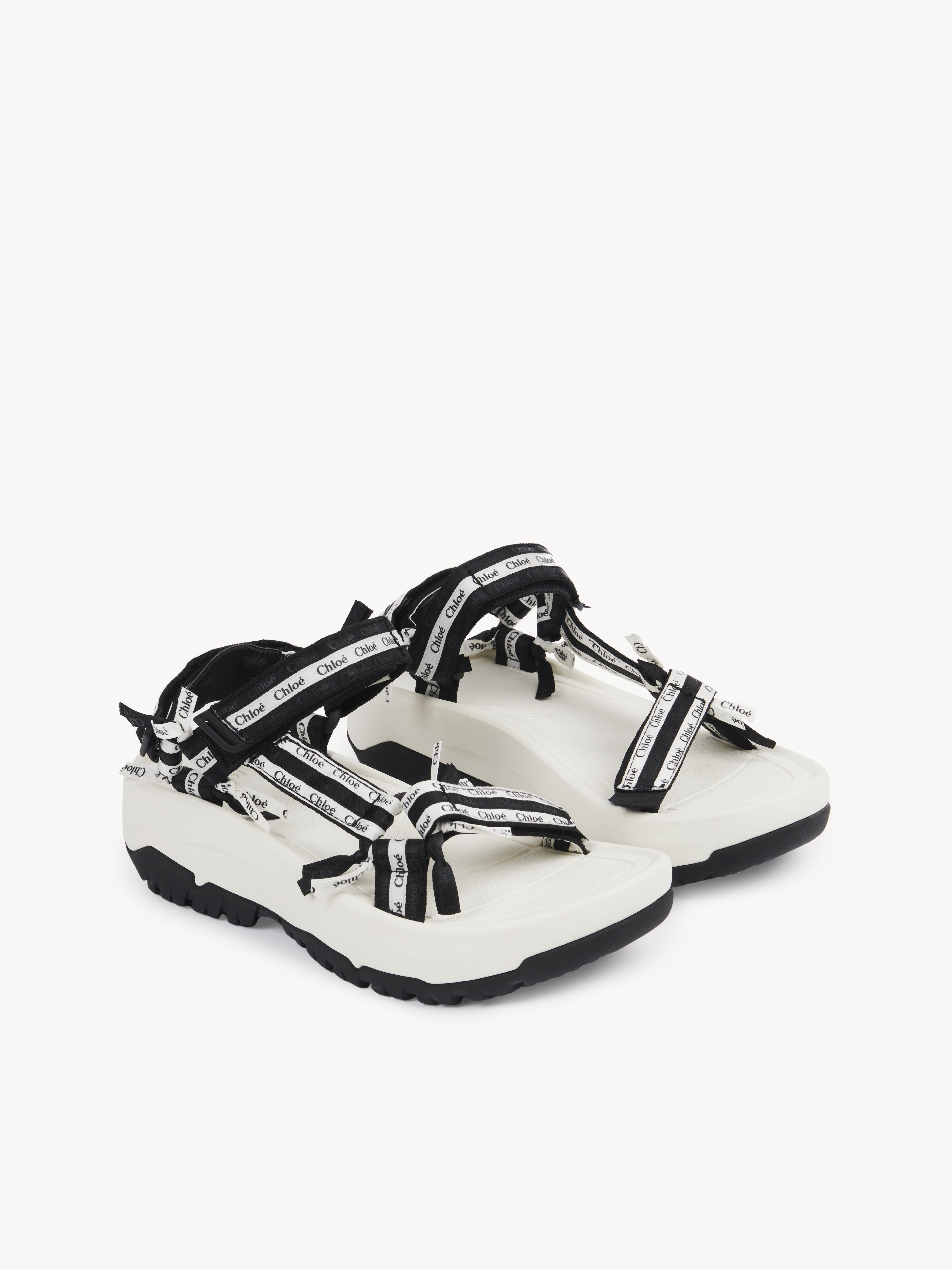 クロエ×テバ（Chloé × Teva）」、夏を彩る限定フットウェア 