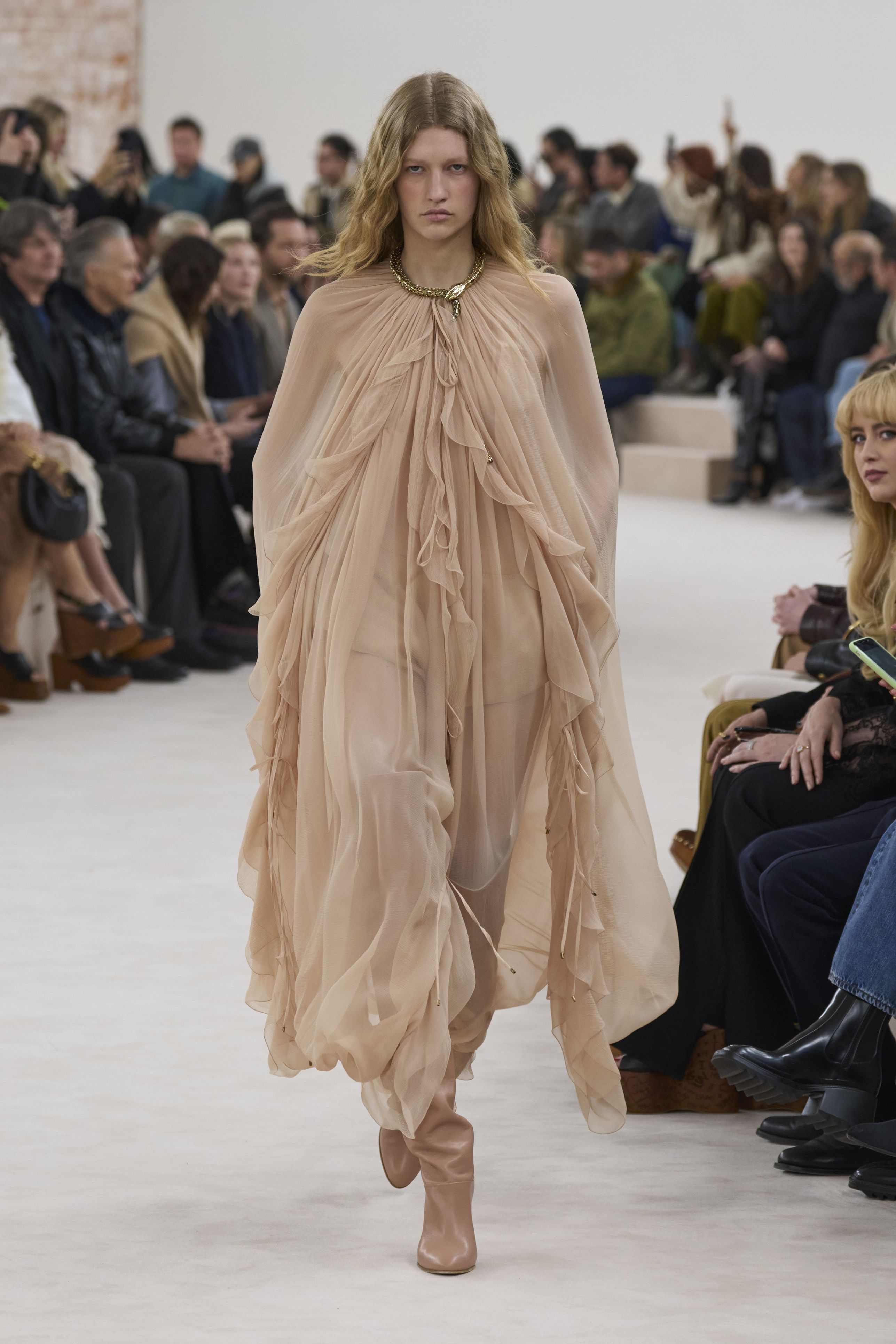 クロエ(CHLOÉ)2024-25秋冬コレクション | ファッション | ELLE クロエ(CHLOÉ)2024-25秋冬コレクション | ファッション | ELLE