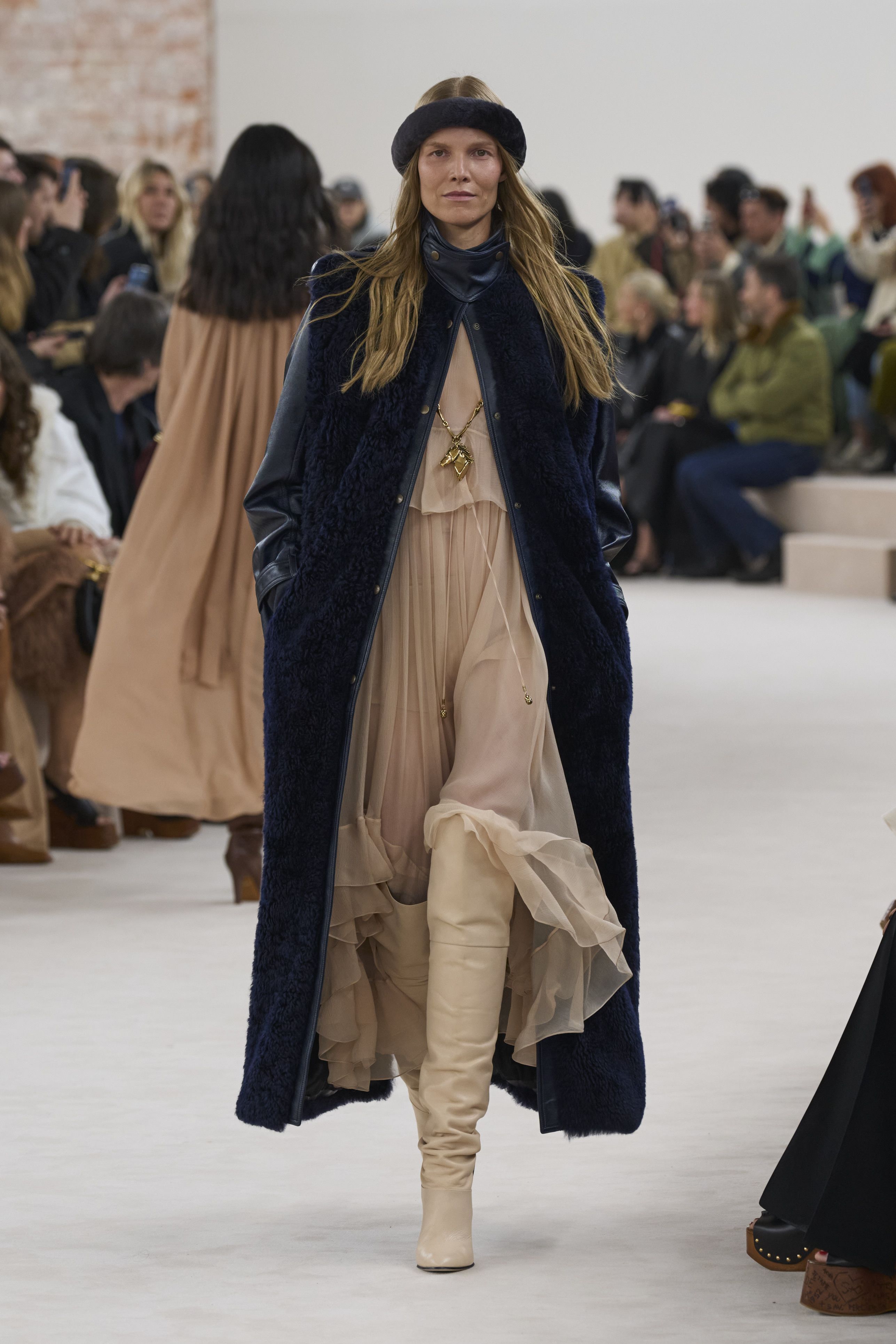 クロエ(CHLOÉ)2024-25秋冬コレクション | ファッション | ELLE クロエ(CHLOÉ)2024-25秋冬コレクション | ファッション | ELLE