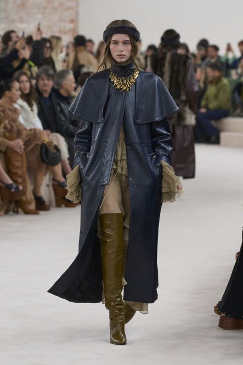 2024-25年秋冬パリ・ファッションウィーク特集――サンローランやクレージュでは官能的なシアー素材を多用｜ハーパーズ バザー（Harper's  BAZAAR）公式