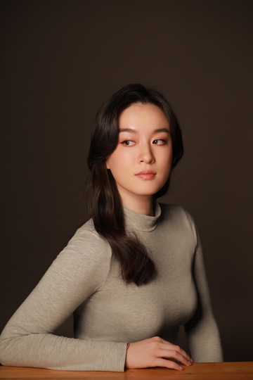 the author chloe gong sitting at a desk