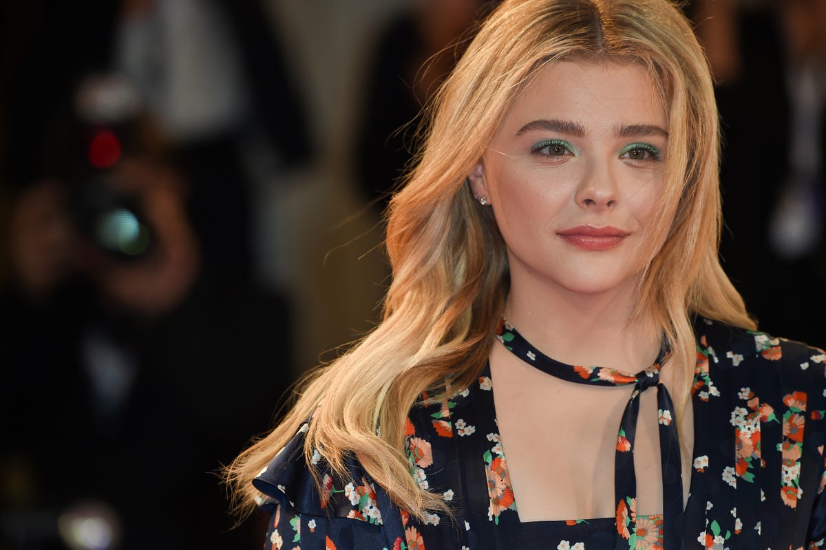 The kid behind Chloe Grace Moretz looks like a man in his 30's : r